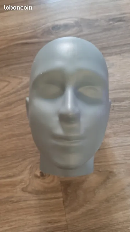 Tête de mannequin aimantée