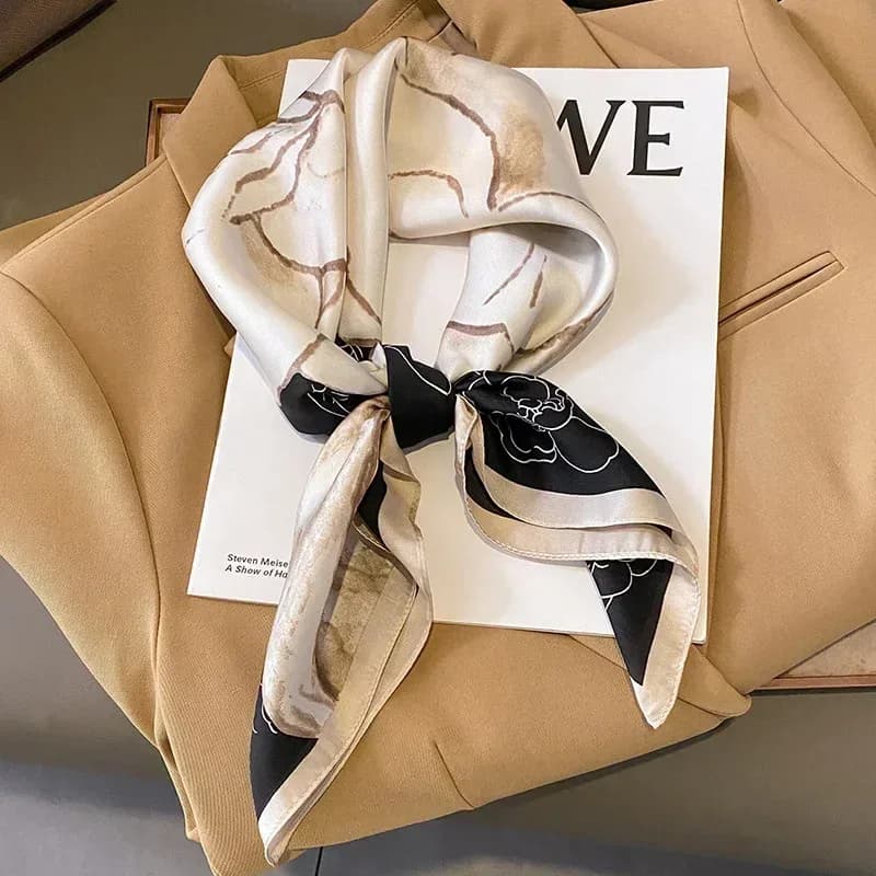 Foulard carré satin toucher soie - mode Maxi Trouvaille photo 6