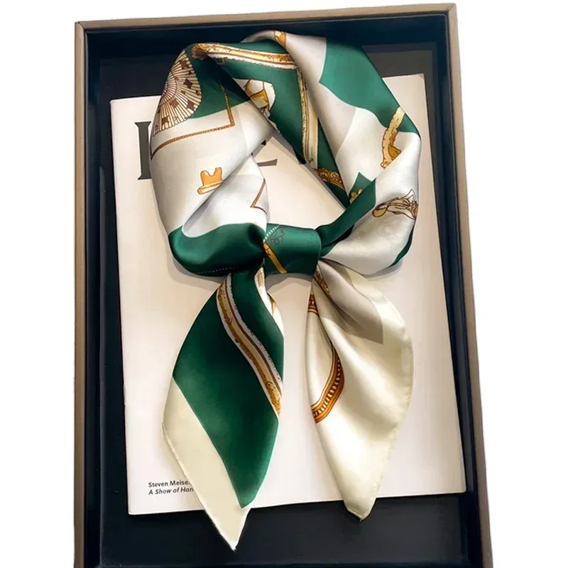 Foulard carré satin toucher soie - mode Maxi Trouvaille